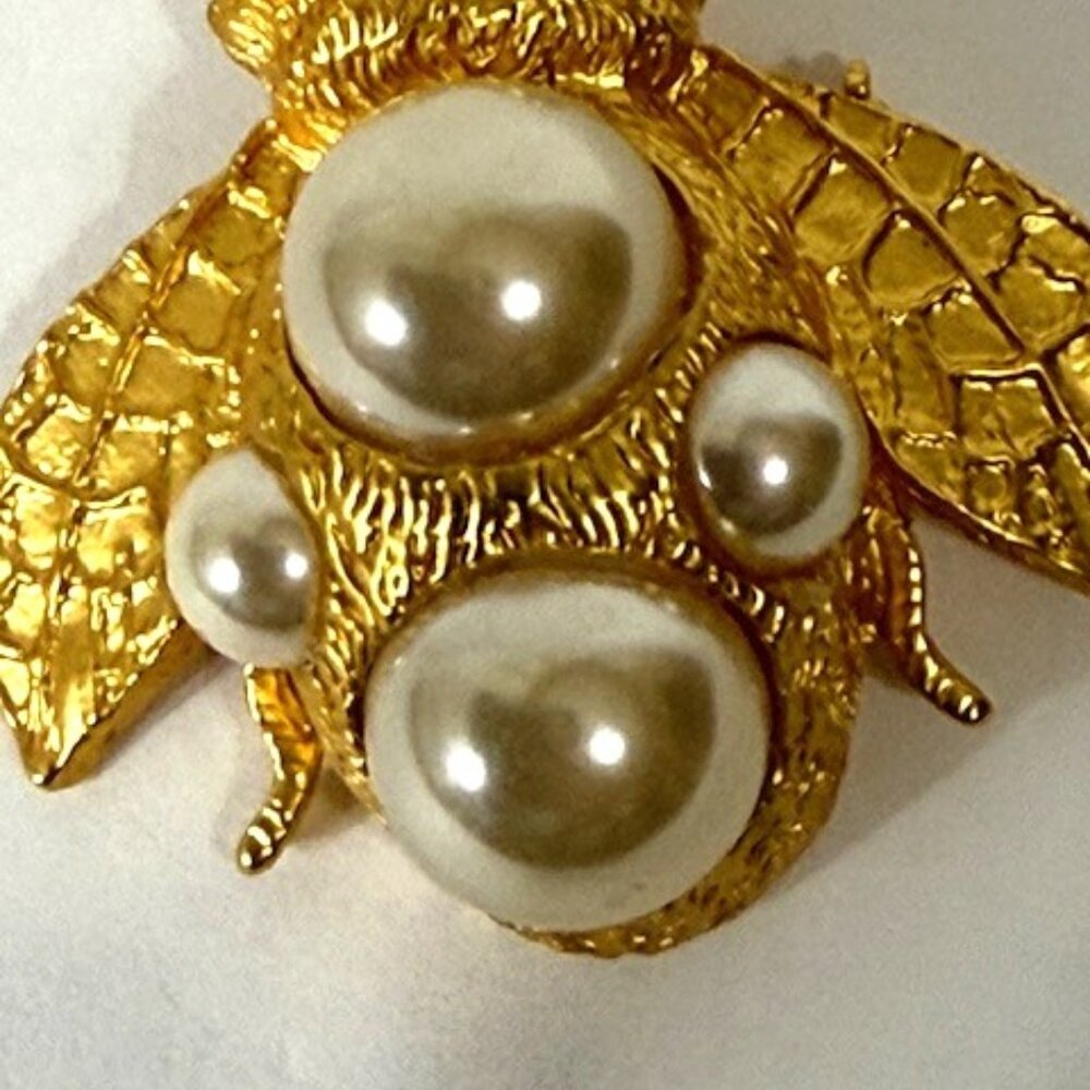 Vintage Doreen Ryan gold-tone and pearlescent stone bumblebee brooch/pin. - Picture 3 of 9